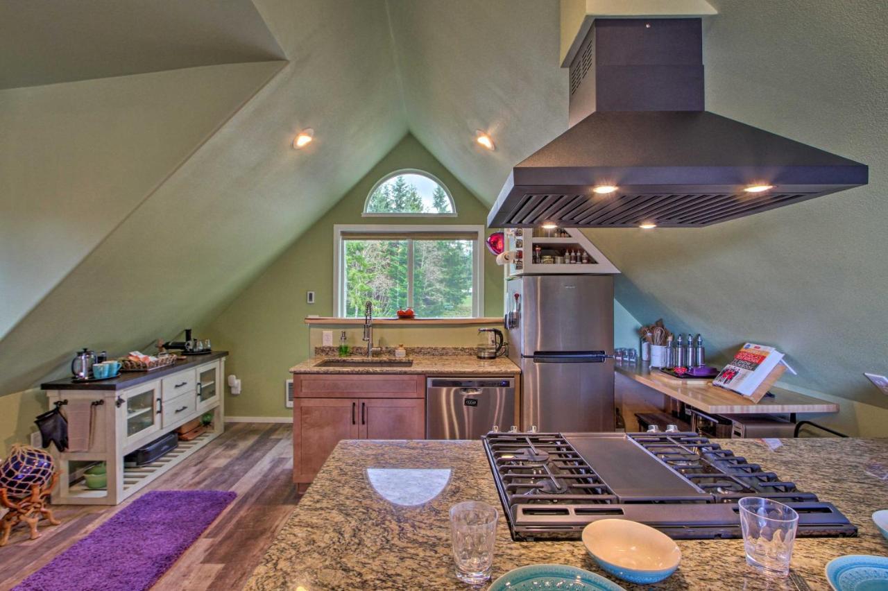 Charming Port Angeles Studio With Deck And Views! Apartment Bagian luar foto