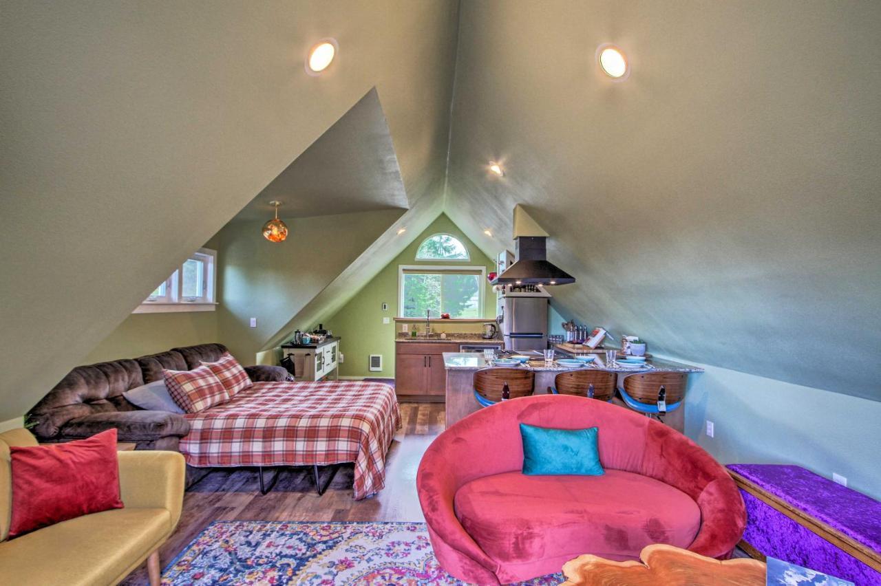 Charming Port Angeles Studio With Deck And Views! Apartment Bagian luar foto